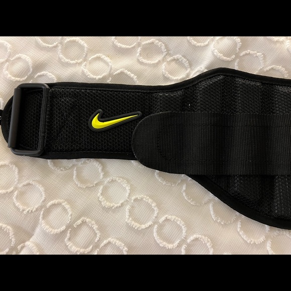 Nike Structured Training Belt 2.0 Size Medium M Black Volt New NWT Weights Fit - Picture 2 of 9
